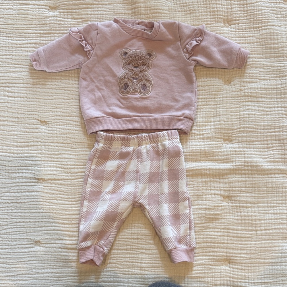 Petit Lem’s Mini Threads  size 3m. Top has 2 back buttons. Super cute and cozy!